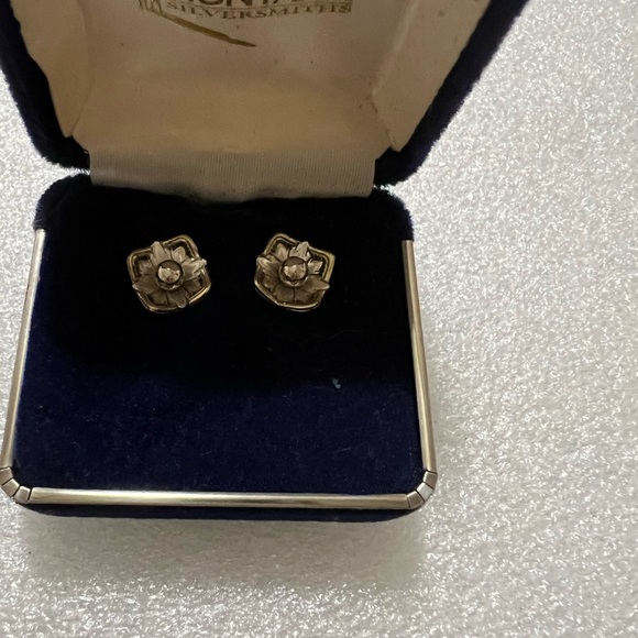 Montana Silversmith brand earrings NWT in original box - Picture 3 of 8